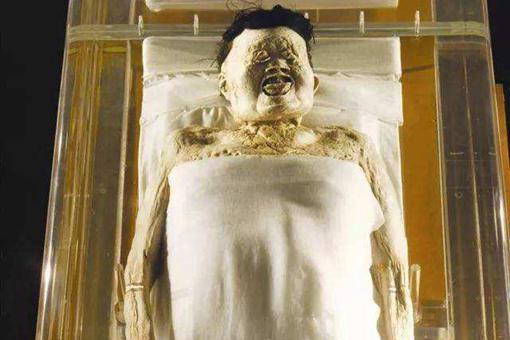 辛追为什么那么吓人?看看辛追刚出土时图片就知道了 辛追为什么那么吓人?看看辛追刚出土时图片就知道了