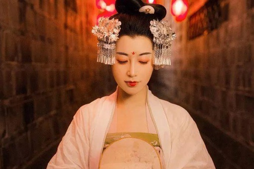 对镜贴花黄中花黄是什么,对镜贴花黄什么意思