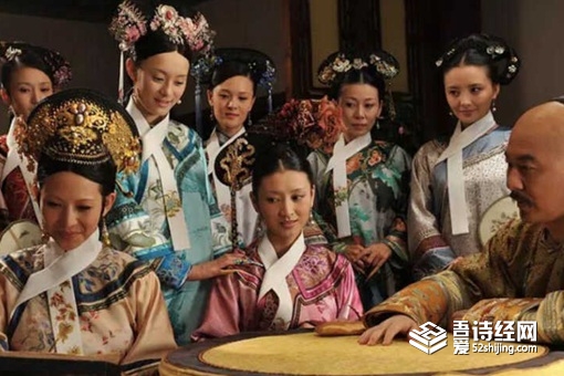 清朝嫔妃衣脖子上的白布条叫什么 有什么作用