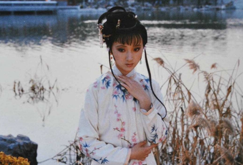 林黛玉为什么要葬花?林黛玉葬花的故事 林黛玉为什么要葬花?林黛玉葬花的故事