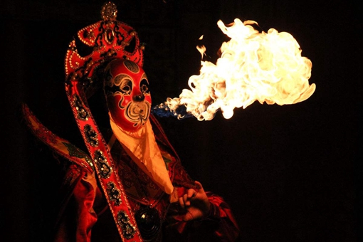 川剧中的变脸和喷火的绝活是如何做到的? 川剧中的变脸和喷火的绝活是如何做到的?