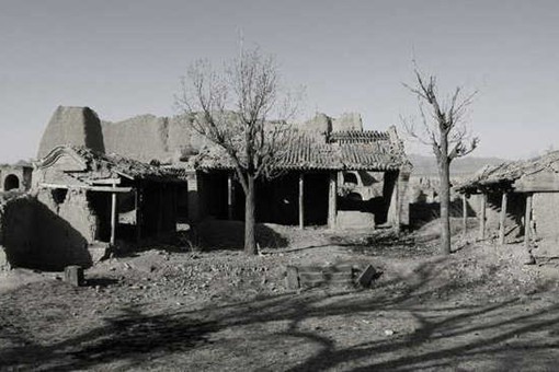 宁可夜宿孤坟,宁夜宿荒坟,不可孤居古刹