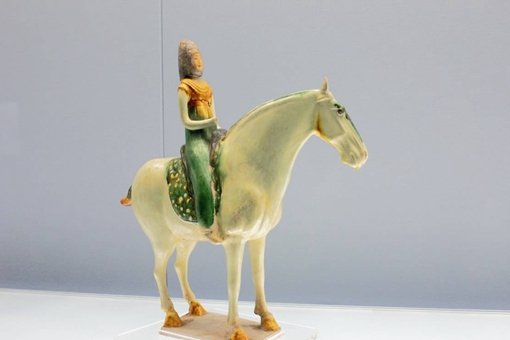 唐朝唐三彩的起源及其发展历程介绍 唐朝唐三彩的起源及其发展历程介绍