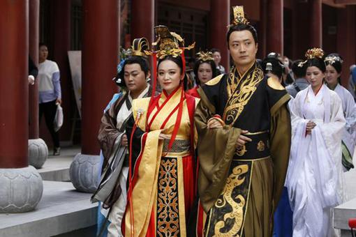 嬴政和芈月什么关系? 嬴政和芈月什么关系?