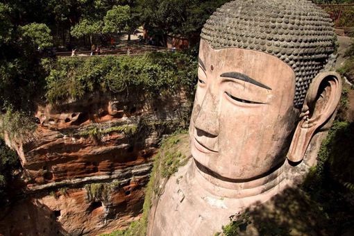 乐山大佛闭眼流泪是真的吗?真相到底是什么?